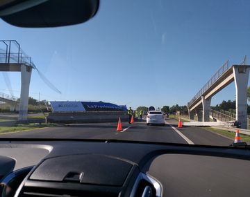Un camión derribó un puente en la ruta 2