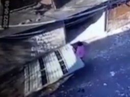 Un nene de 3 años fue aplastado por el portón de su casa mientras jugaba en la vereda