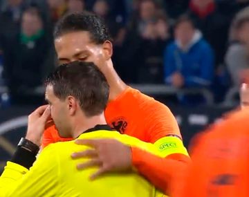 Un árbitro se enteró de la muerte de su madre en pleno partido