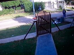 Indignante video: un recolector de basura le robó una bici a un nene de 10 años 