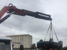 Un taxi cayó al Riachuelo en medio del temporal