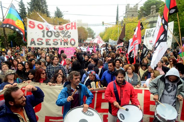 Recordaron con una marcha al docente Carlos Fuentealba