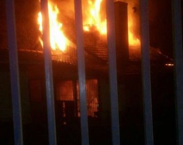 Un voraz incendio afectó a una casa de la Fundación Felices los Niños