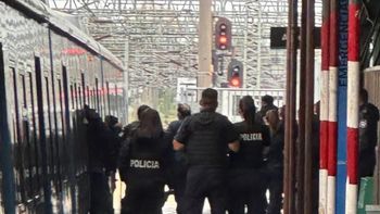 un hombre armado tomo a una mujer de rehen en el tren roca un hombre armado tomo a una mujer de rehen en el tren roca