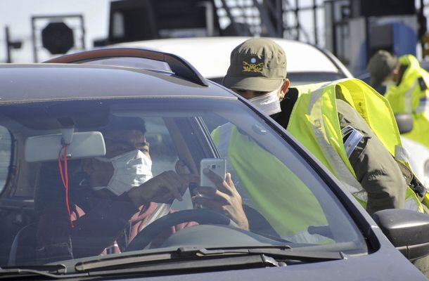 Cuarentena. control policial en la autopista