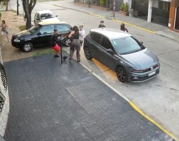 Asalto relámpago en Bernal: una banda de menores robó un auto frente a una familia