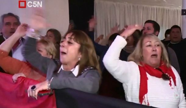 VIDEO: Cantos e insultos contra Macri en la Convención Nacional de la UCR