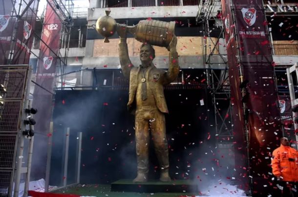 Polémica por la estatua de Marcelo Gallardo: artistas defienden la licencia artística del autor