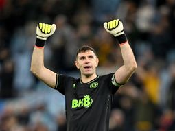 Un penal en movimiento: la tremenda atajada del Dibu Martínez