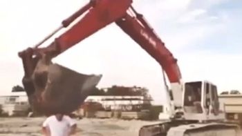 hizo el #icebucketchallenge con una grua y termino de la peor manera: mira el video hizo el #icebucketchallenge con una grua y termino de la peor manera: mira el video