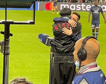 El abrazo entre Messi y Ronaldinho en la previa de PSG-Leipzig
