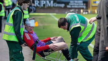 un hincha fue condenado a prision por provocar una lesion irreversible a un jugador en escocia un hincha fue condenado a prision por provocar una lesion irreversible a un jugador en escocia