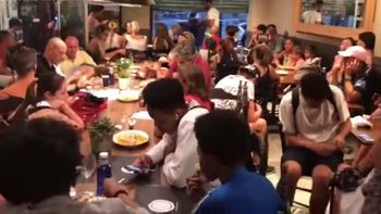 La gente esperó adentro del local mientras la policía actuaba La gente esperó adentro del local mientras la policía actuaba