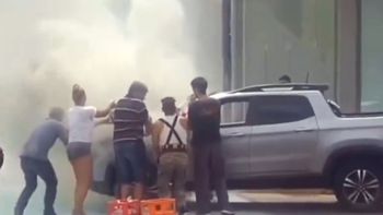 insolito: se incendio una camioneta y apagaron el fuego a los sodazos insolito: se incendio una camioneta y apagaron el fuego a los sodazos