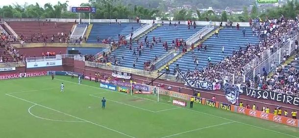 Batalla campal en el fútbol brasileño: heridos y un helicóptero en la cancha