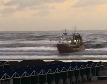 El barco, encallado en Playa Grande, Mar del Plata