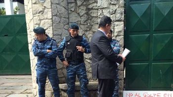 Una ingeniosa protesta en la puerta de Olivos Una ingeniosa protesta en la puerta de Olivos