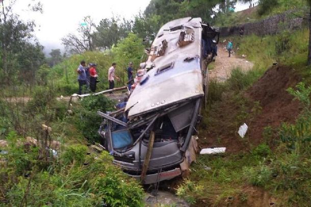 Desbarrancó un micro que partió de Posadas a Florianópolis: hay 9 muertos