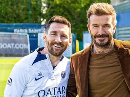 Con la cabeza en su futuro, Messi recibió la visita de Beckham