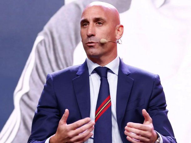 La justificación del presidente de la Federación de Fútbol de España por el beso a una futbolista