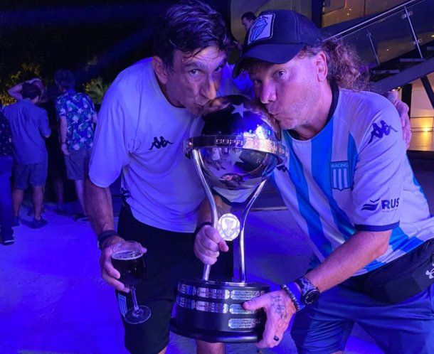 Gustavo Costas y Marcelo Betbesé con la Copa Sudamericana.