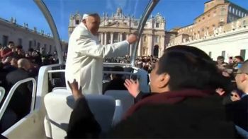 otra de francisco: invito a un cura a subirse al papamovil otra de francisco: invito a un cura a subirse al papamovil