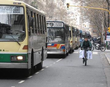Jóvenes atacan a colectiveros a cuchillazos para viajar gratis