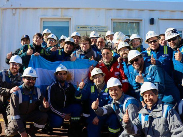 El presidente Javier Milei junto a empleados y supervisores en Vaca Muerta