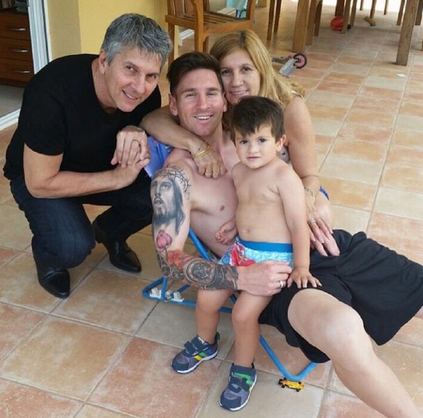 ¡Salud, campeón!: la relajada foto de Messi junto a su hijo y sus padres