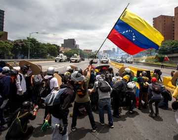 Opositores alzan una bandera de Venezuela