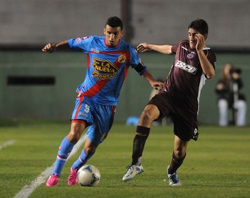 El campeón Arsenal derrotó a Lanús y se subió a la cima