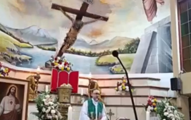 Tragedia en Ecuador: un sacerdote murió aplastado por una cruz durante una misa