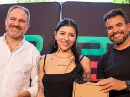 siguen los exitos: cazzu fue distinguida como figura destacada en jujuy siguen los exitos: cazzu fue distinguida como figura destacada en jujuy