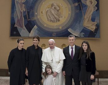 Mauricio Macri y su familia con el papa Francisco en el Vaticano.