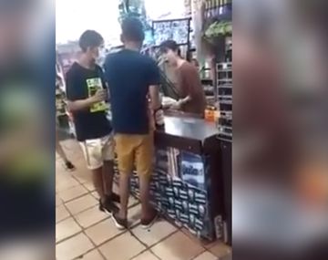 VIDEO: Fue a un supermercado chino y le faltó el respeto a la cajera por el coronavirus