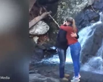 Le pidió casamiento y ella dijo que sí, pero perdieron el anillo