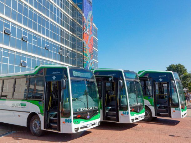 Colectivos de la empresa MOQSA circulan a reglamento en protesta por despidos
