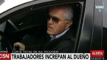 trabajadores de cresta roja increpan al dueno durante una protesta trabajadores de cresta roja increpan al dueno durante una protesta