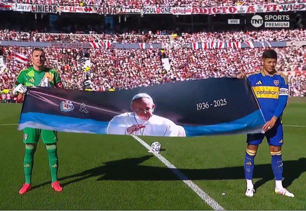 El emotivo homenaje al papa Francisco en el Superclásico
