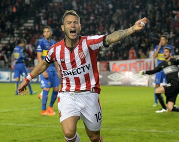 La Gata, con la camiseta de Estudiantes