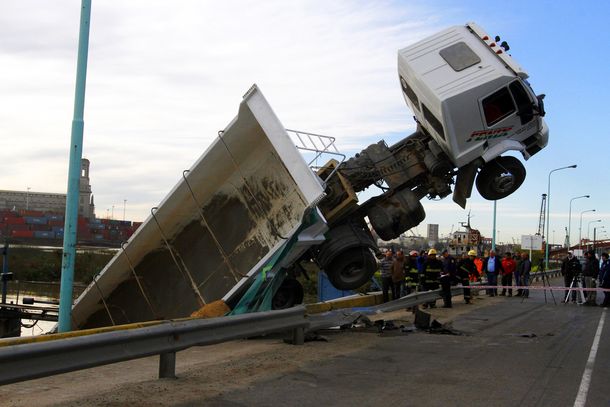 Espectacular vuelco de un camión en el Puerto de Buenos Aires