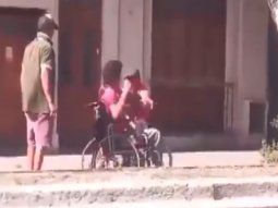 Video: dos hombres en silla de ruedas protagonizaron una pelea en Tucumán