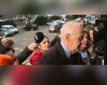 El gesto de Lavagna con un camarógrafo en la entrada de Comodoro Py