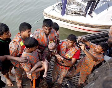 Al menos 38 muertos y 150 supervivientes al hundirse un barco en Bangladesh