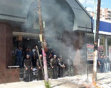 Protesta de los trabajadores de COTO Quilmes por 10 despedidos.