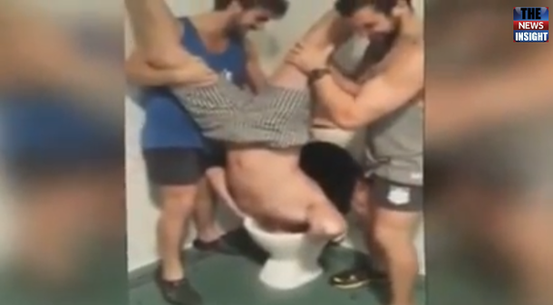 Un grupo de jóvenes se emborrachan tomando de un inodoro de cabeza