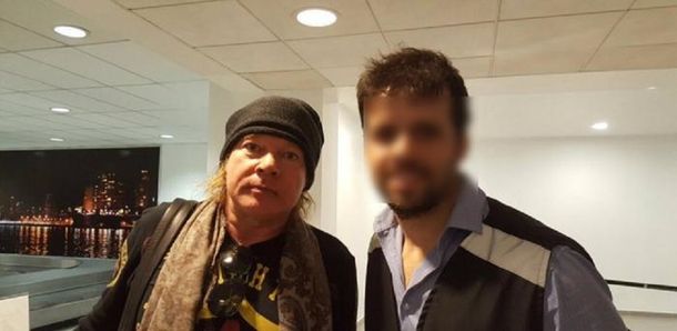 Axl Rose junto a un fanático al llegar al aeropuerto de Fisherton en Rosario