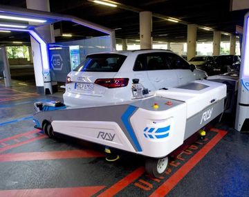 Instalarán un robot que estacionará automáticamente el auto en un aeropuerto