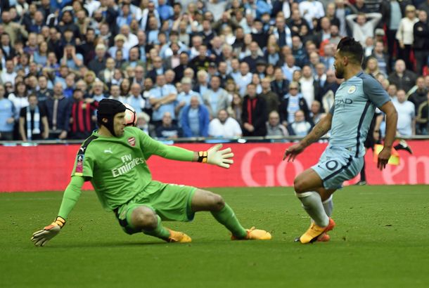 El argentino definió con sutileza ante la salida de Petr Cech