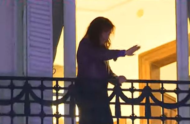 Cristina Kirchner volvió a salir al balcón en el marco de una nueva marcha de Ni Una Menos.